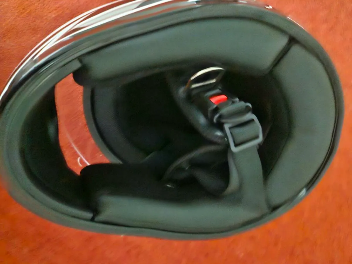 Motorcycle helmet - Image 3