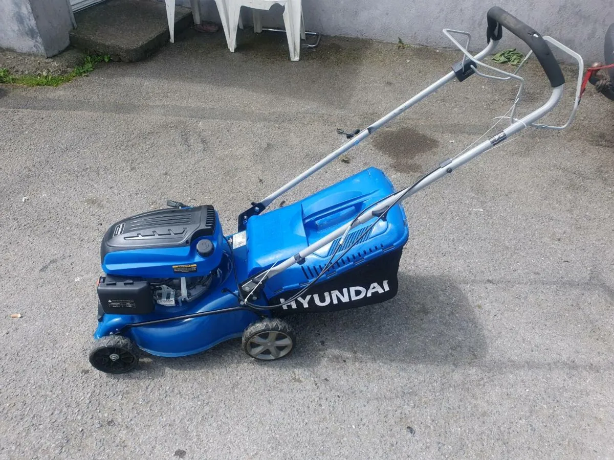 Hyundai self drive lawnmower - Image 2