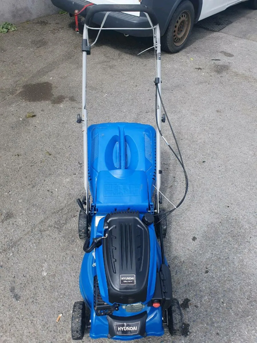 Hyundai self drive lawnmower - Image 3
