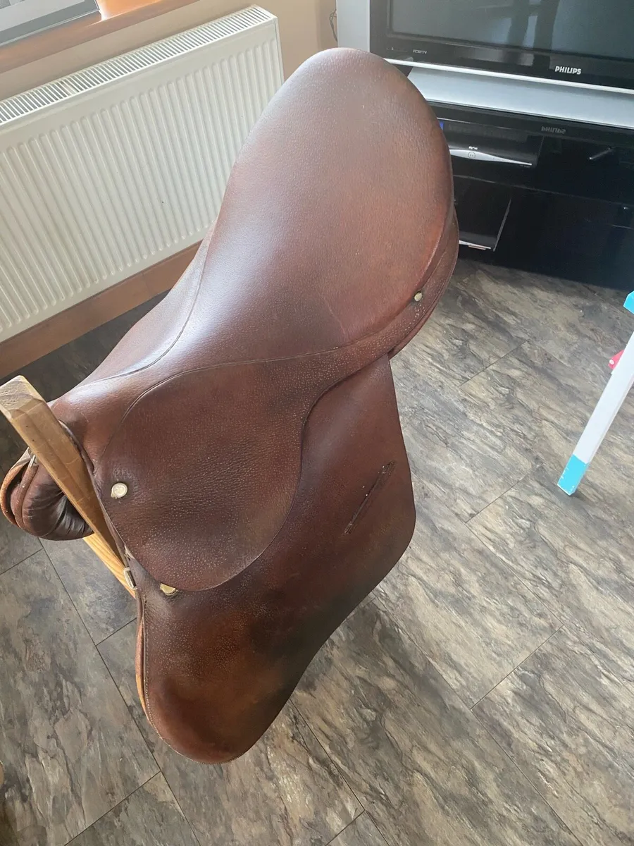 Beautiful English leather saddle Giddens of London - Image 1