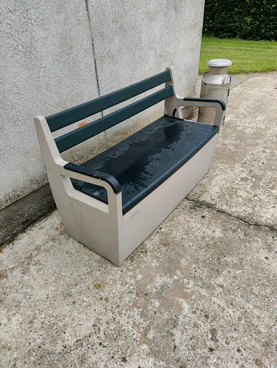 Garden storage seat - Image 1