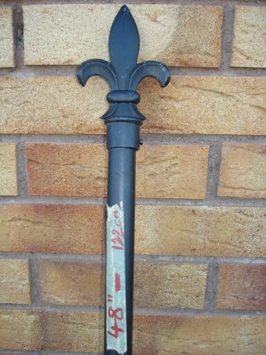 BLACK METAL THICK CURTAIN POLE. 48 inches. - Image 1