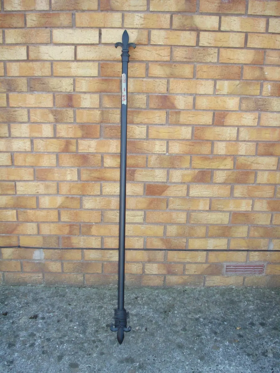 BLACK METAL THICK CURTAIN POLE. 48 inches. - Image 2