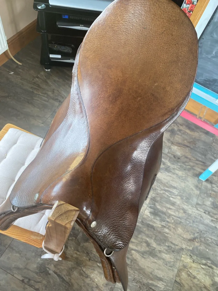 Beautiful leather English Saddle Gibson Saddlers - Image 1