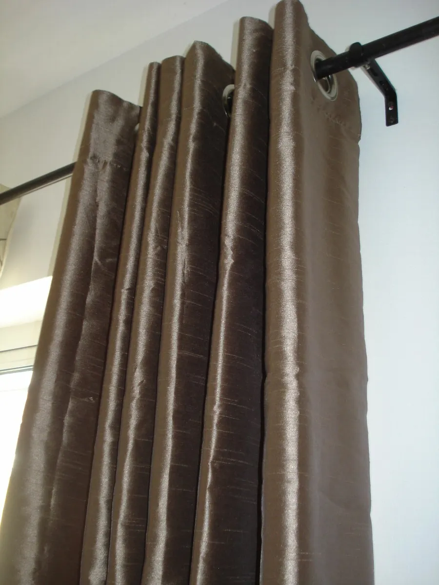 1 PAIR OF BRONZE EYELET CURTAINS. 90 x 90 inches. - Image 1