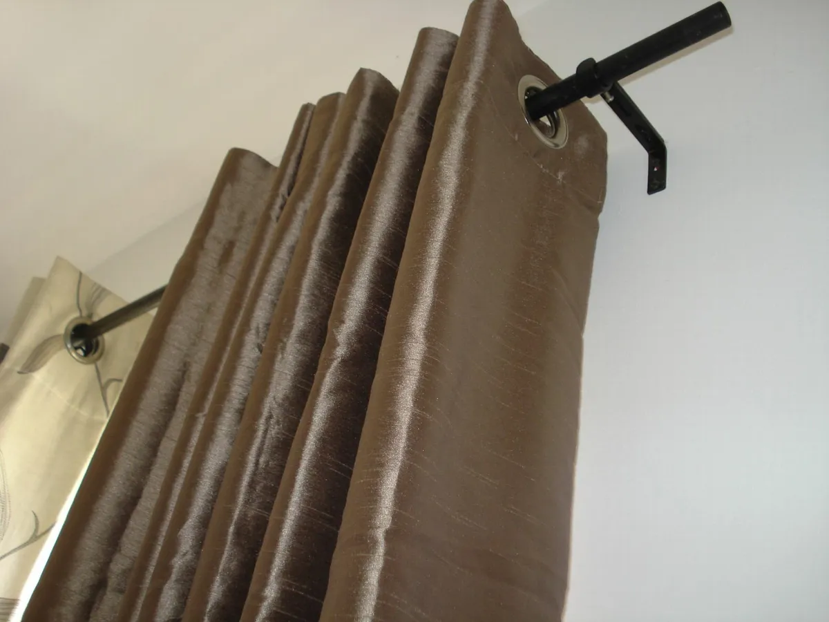 1 PAIR OF BRONZE EYELET CURTAINS. 90 x 90 inches. - Image 2
