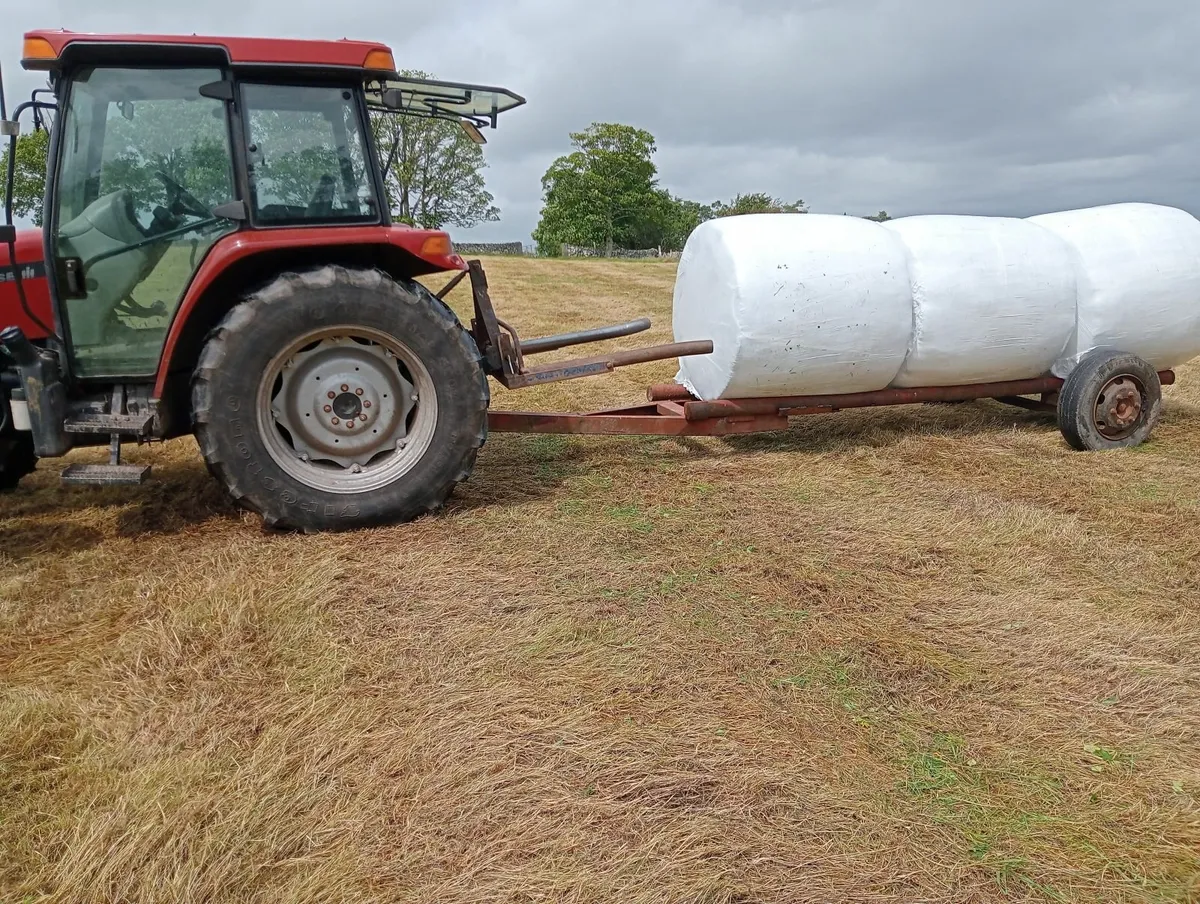 Bale trailer carries 3 bales - Image 3