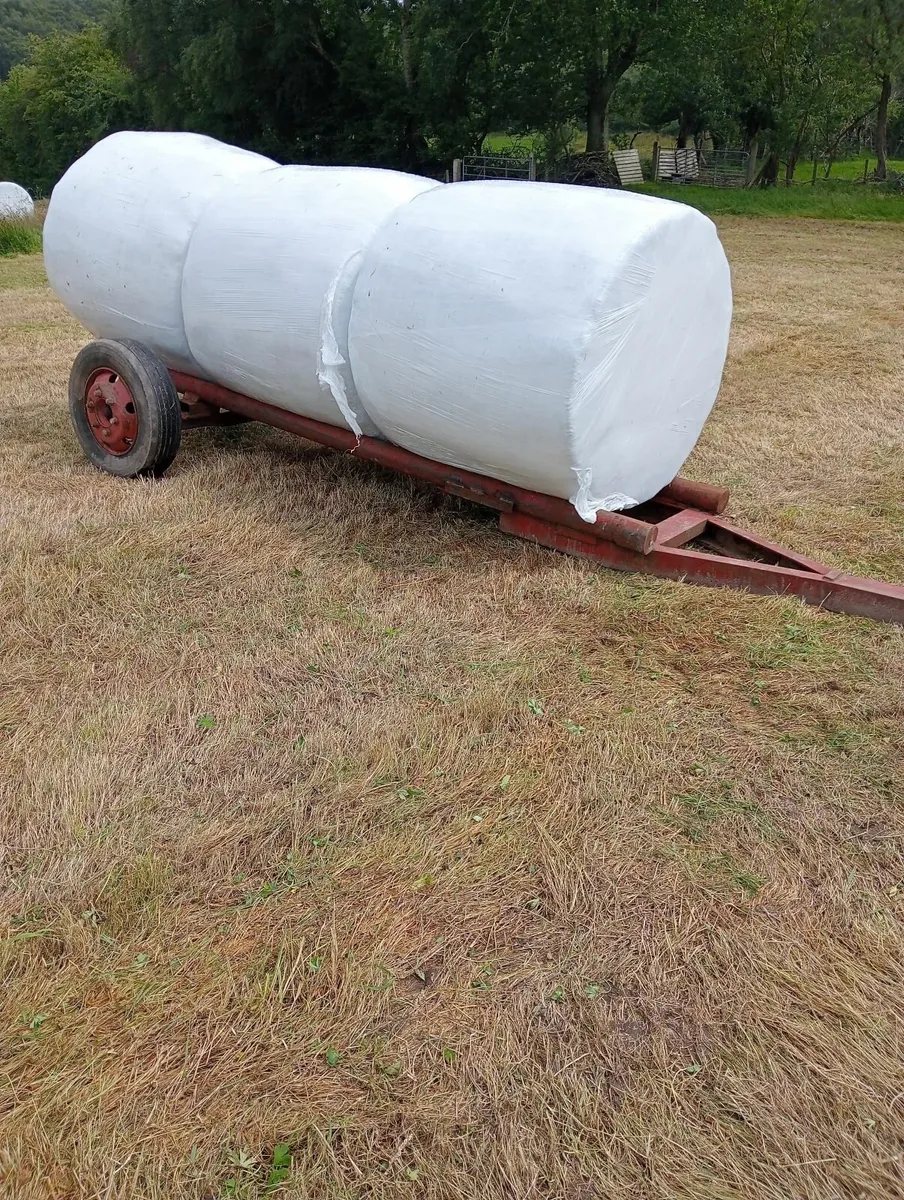 Bale trailer carries 3 bales - Image 2