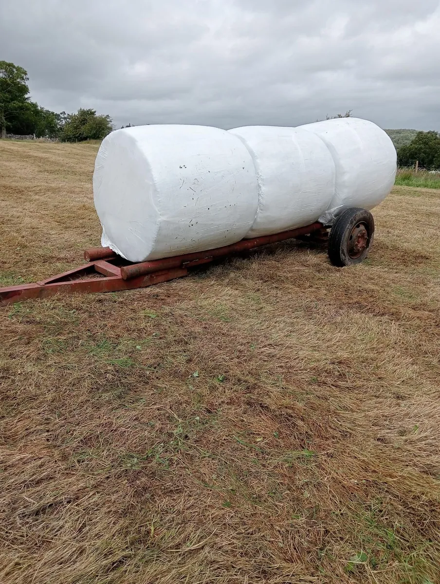 Bale trailer carries 3 bales - Image 1