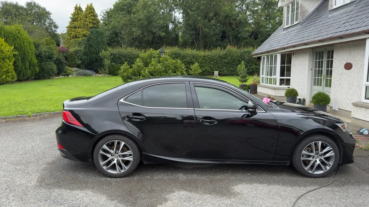 Lexus Is300h 2017 - Image 2