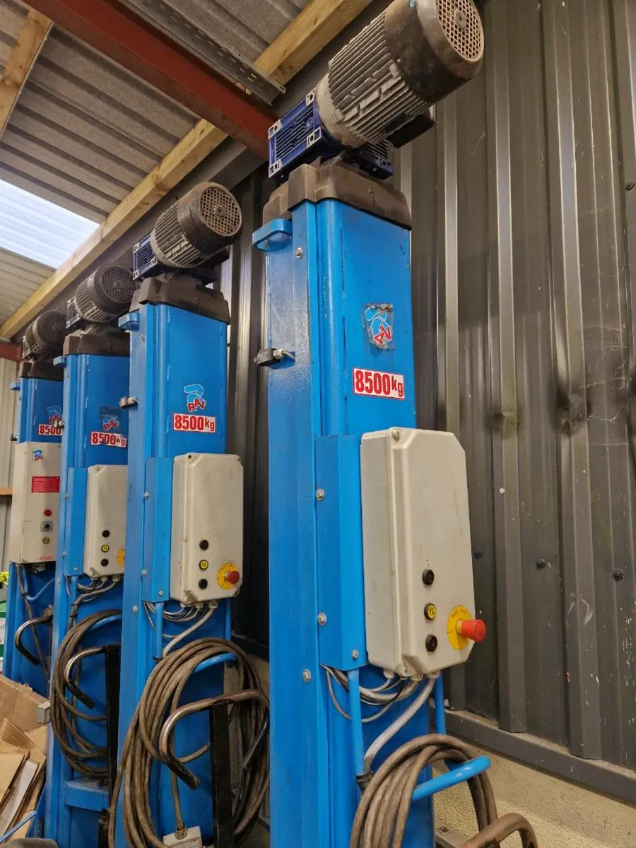 Garage equipment - Image 1