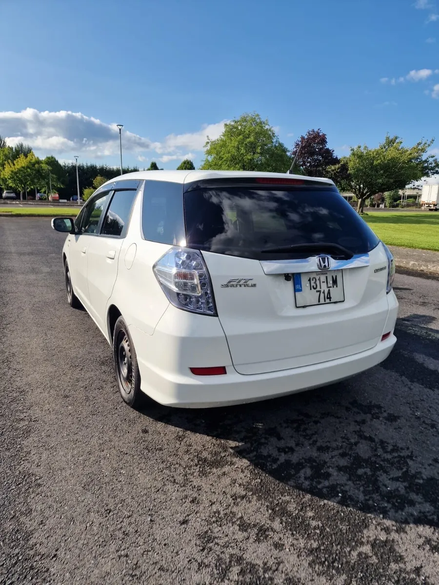 Honda Fit Shuttle 2013 White - Image 4