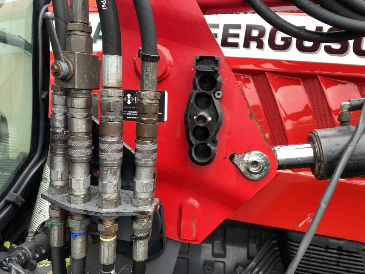 Quicke Q961 Loader - Image 3