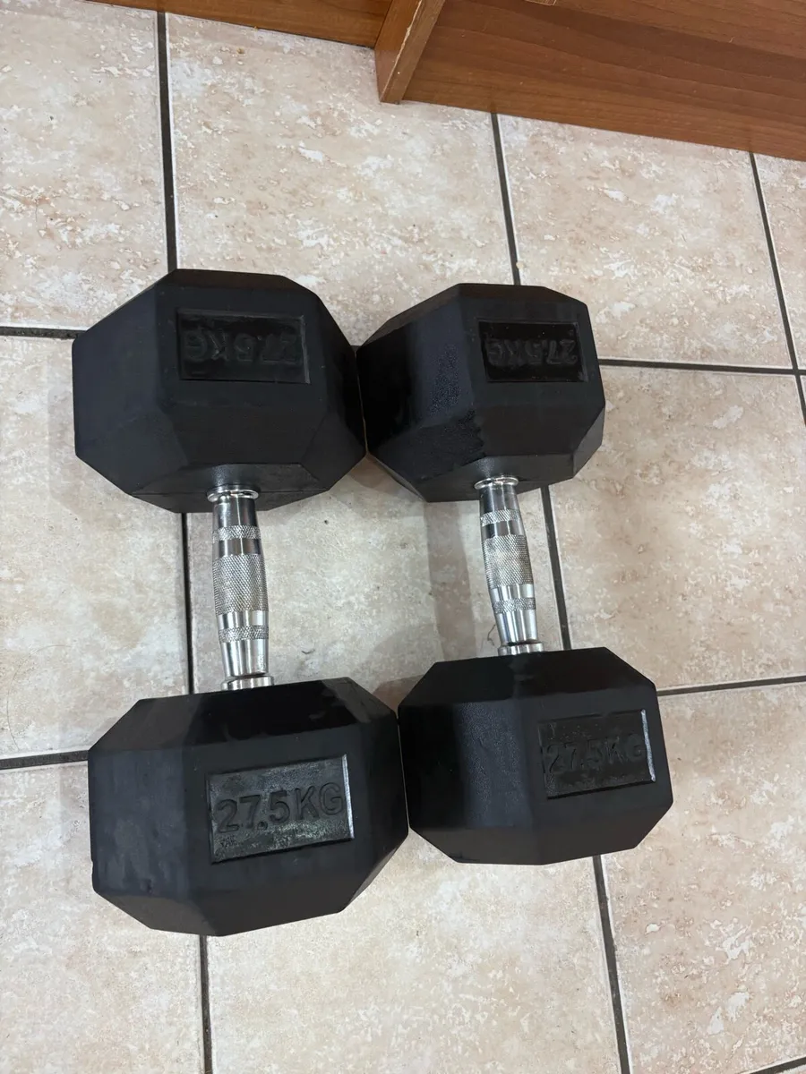 2 X 27.5KG RUBBER HEX DUMBBELLS.