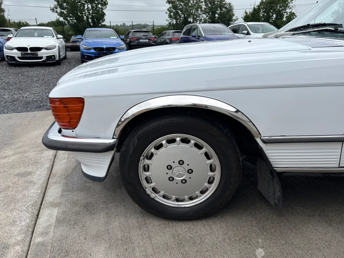 STUNNING 1988 MERCEDES-BENZ 300 - Image 2