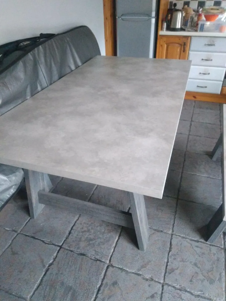Kitchen table - Image 1