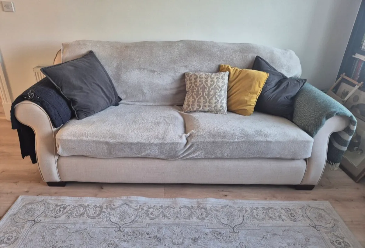 4 and 2.5 seater sofas - Image 1