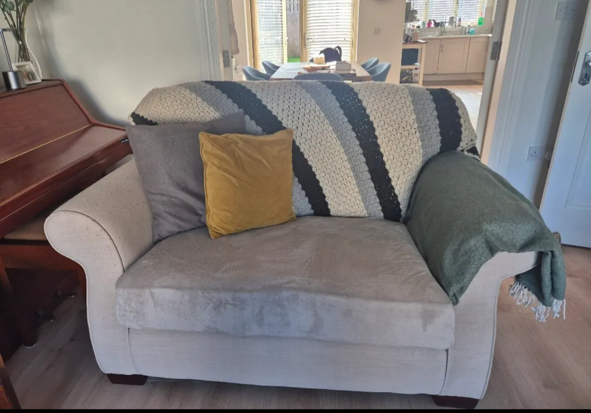 4 and 2.5 seater sofas - Image 2