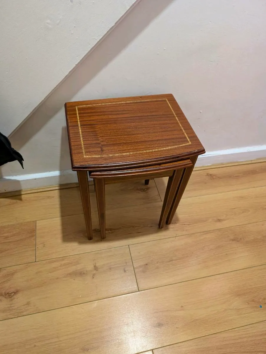 Nest of 2 Mahogany tables - Image 1