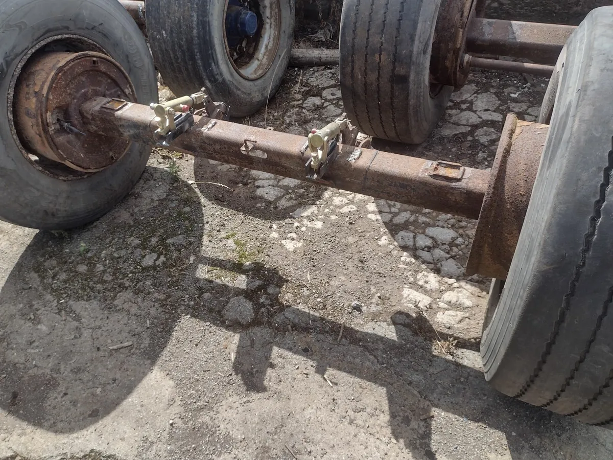 Low loader , bowser, l200 chassis - Image 4
