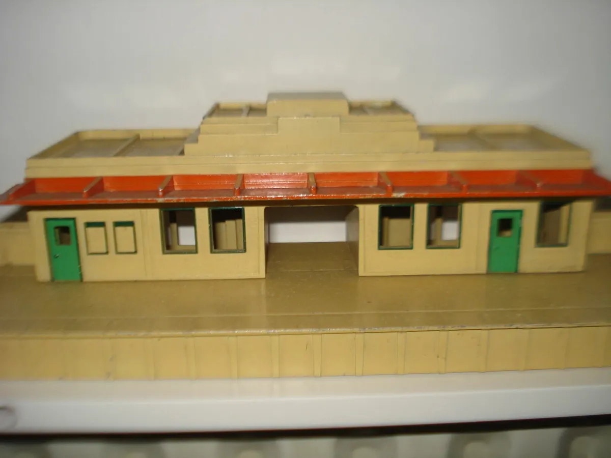 HORNBY DUPLO STATION PLATFORM & SIGNAL BOX. 1950s. - Image 2