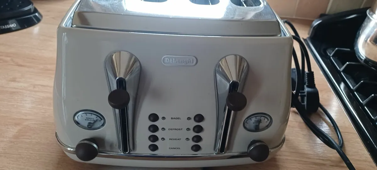 DeLonghi 4 slice Toaster - Image 3