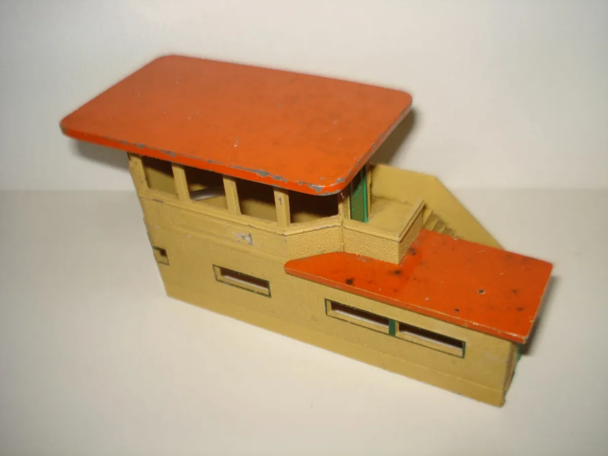 HORNBY DUPLO STATION PLATFORM & SIGNAL BOX. 1950s. - Image 3