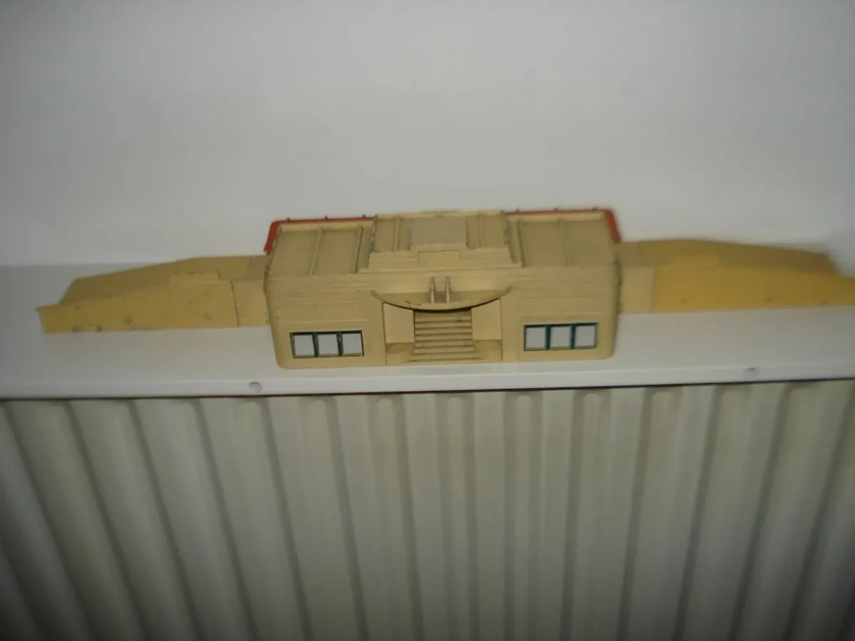 HORNBY DUPLO STATION PLATFORM & SIGNAL BOX. 1950s. - Image 4
