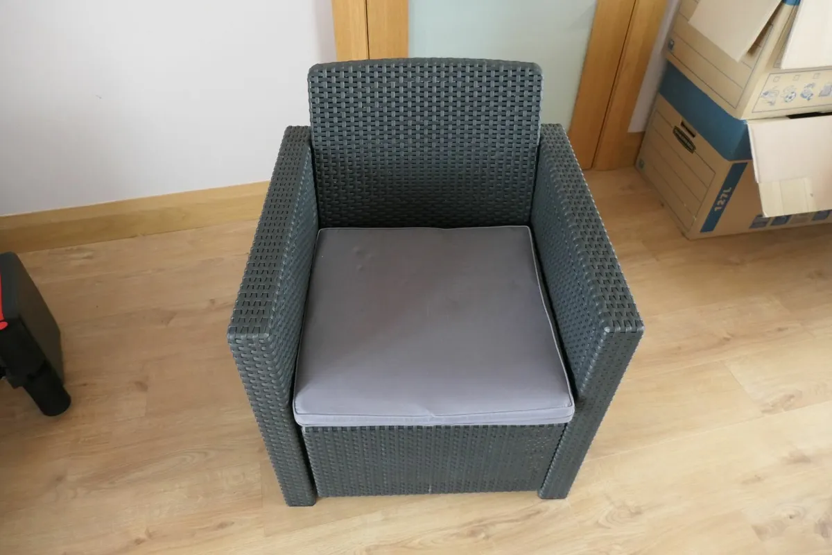 Dark grey Rattan effect garden furniture - Image 2