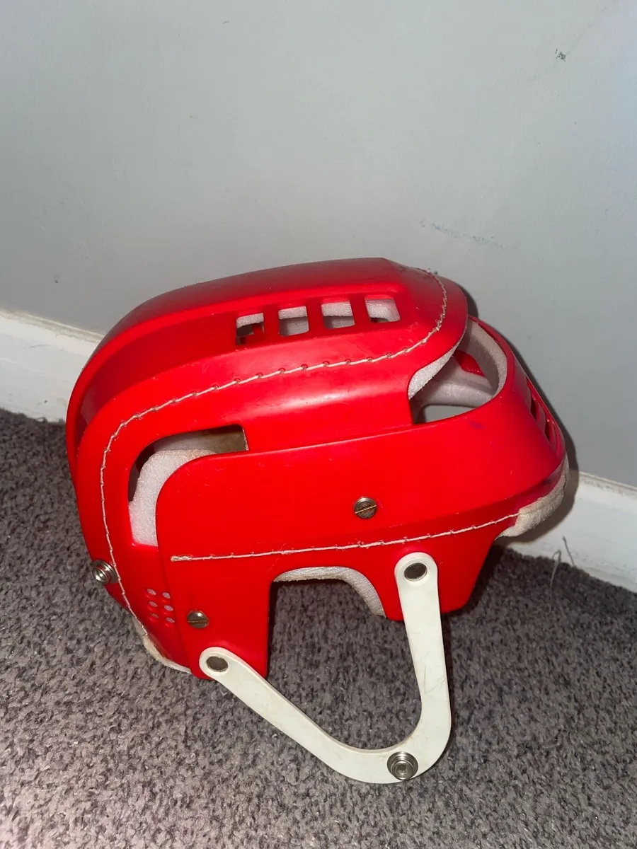 Red gola hurling helmet - Image 2