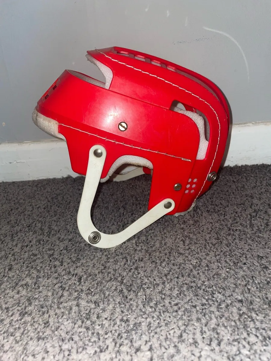 Red gola hurling helmet - Image 4