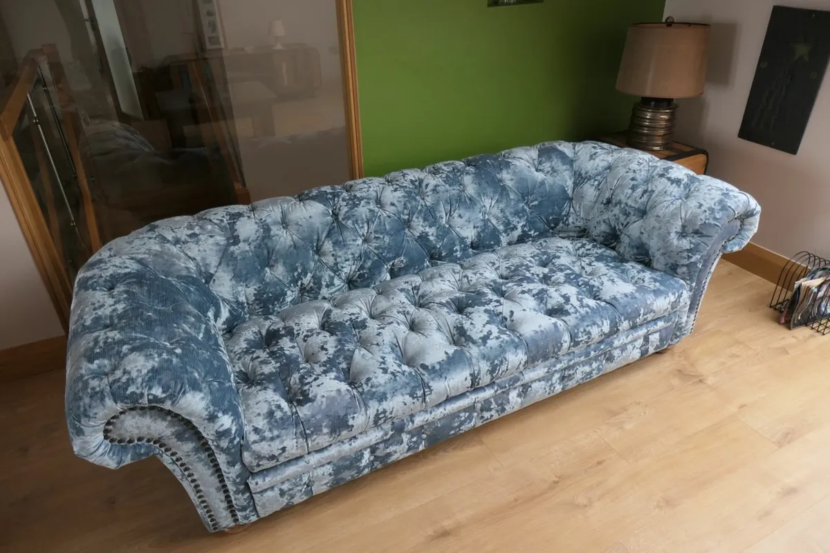 4-Seater Chesterfield-Style Sofa