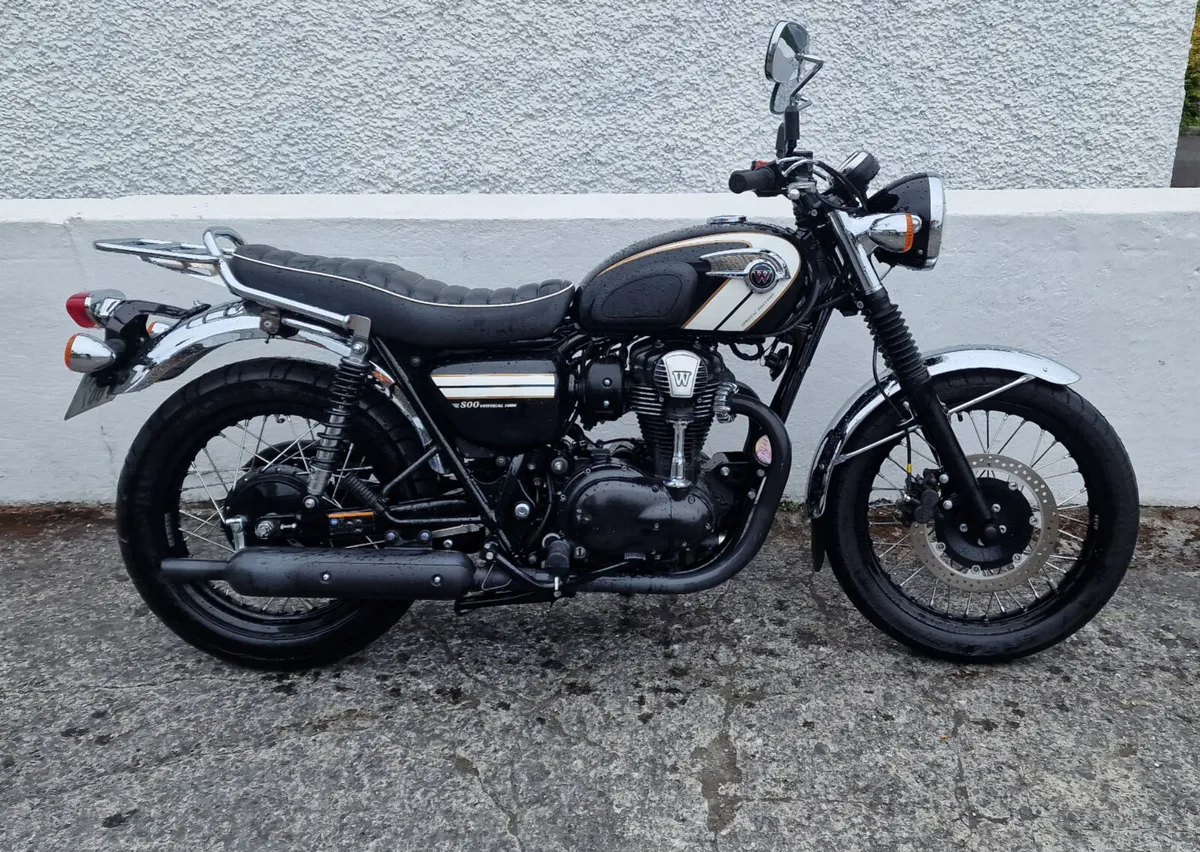 W800 Special Edition  @ Doyles Athlone - Image 1