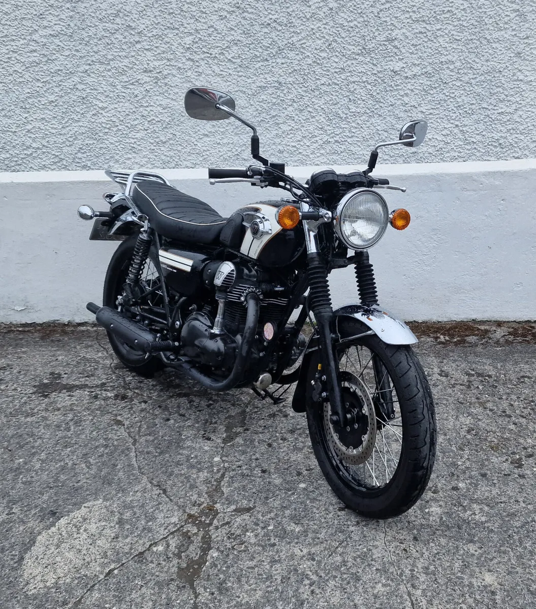 W800 Special Edition  @ Doyles Athlone - Image 2