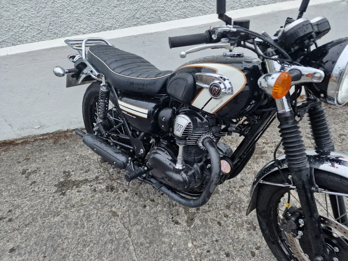 W800 Special Edition  @ Doyles Athlone - Image 3
