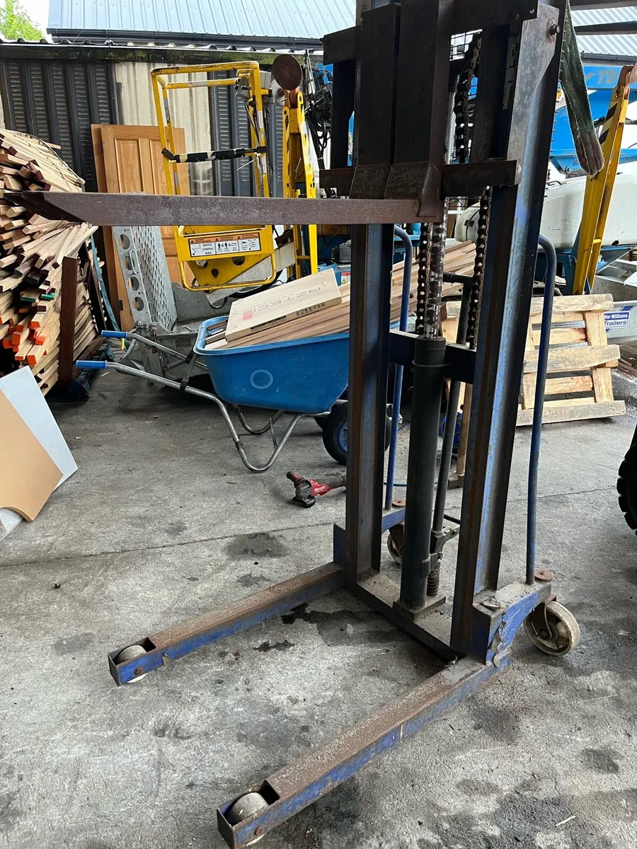 Pallet stacker - Image 1
