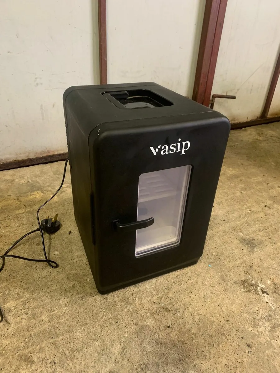 Mini fridge - Image 1