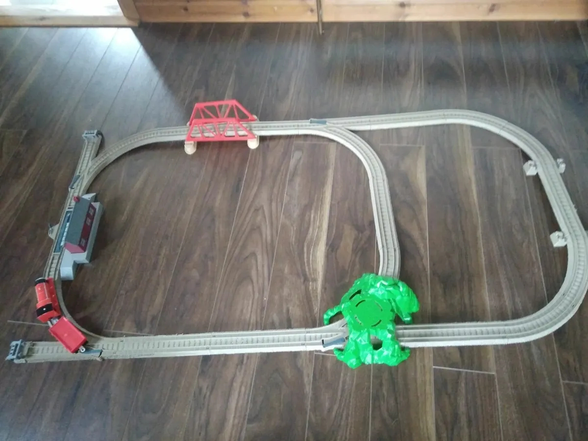 Thomas and friends motorised train set - Image 1