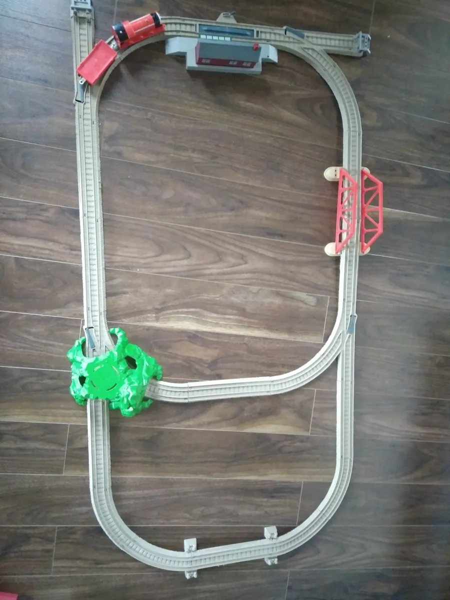 Thomas and friends motorised train set - Image 3