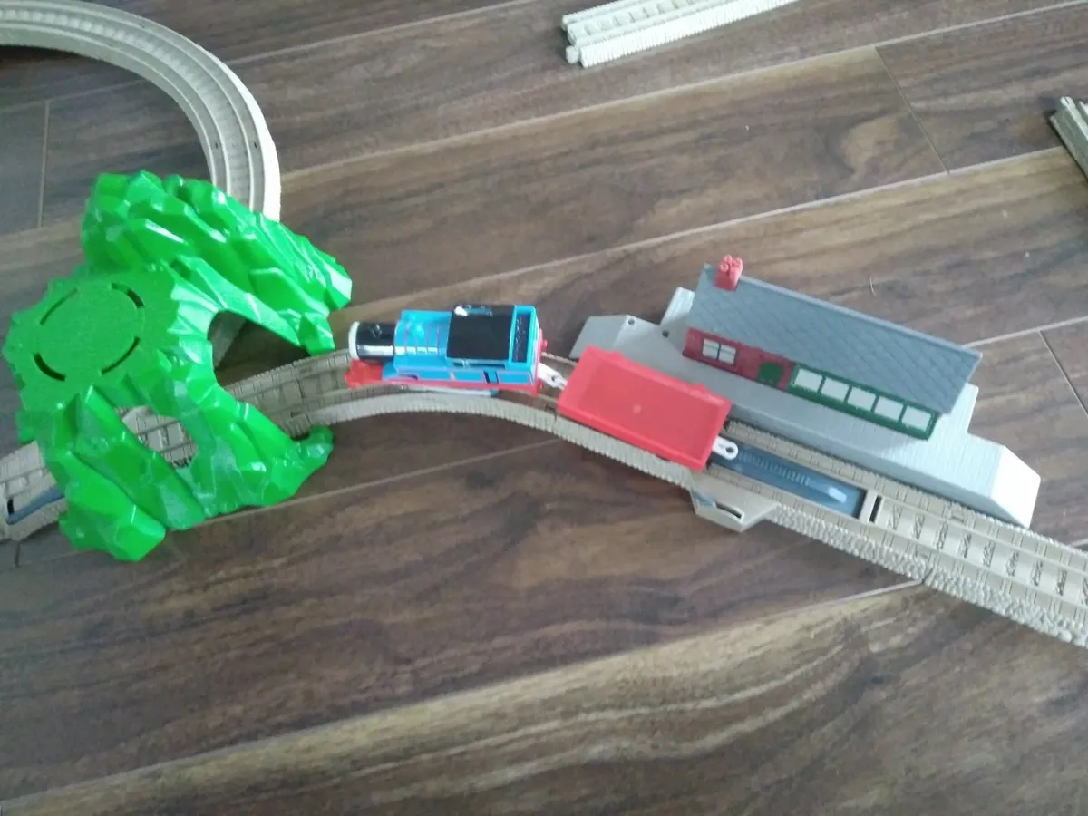 Thomas and friends motorised train set - Image 4
