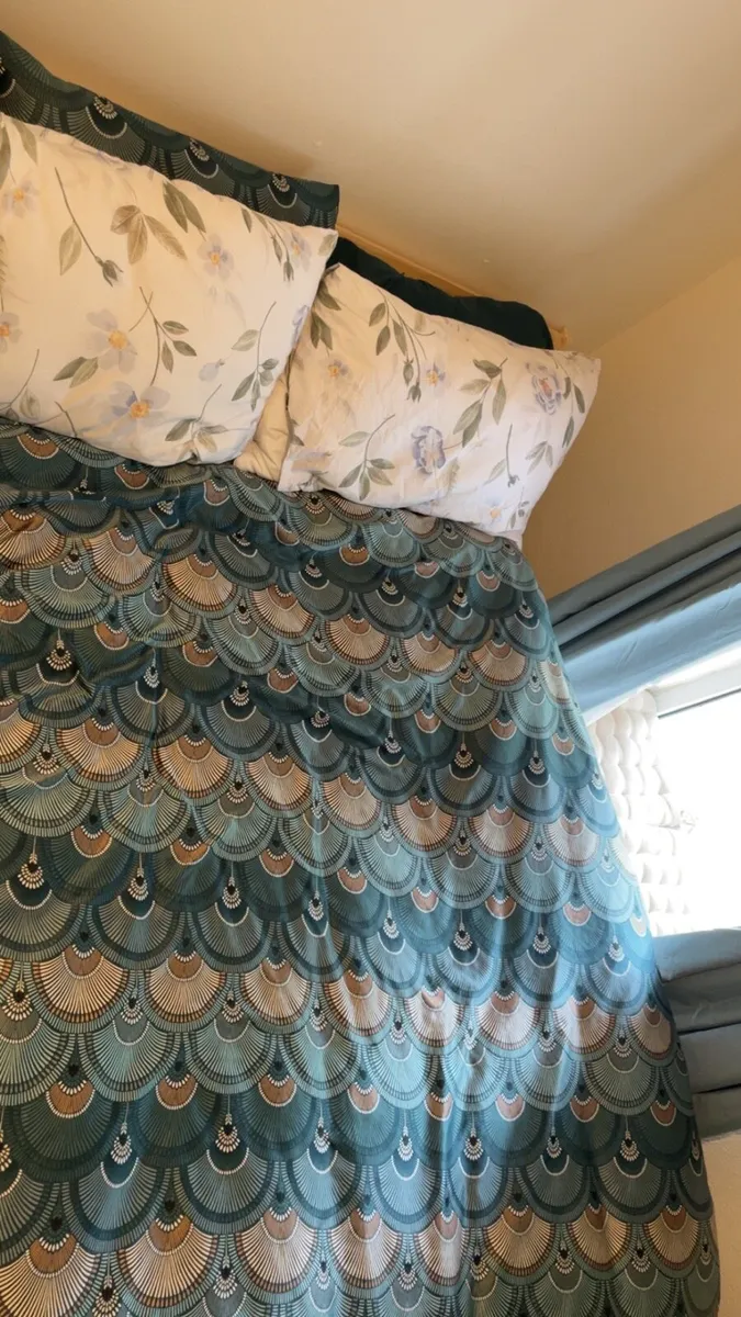 Twin bed w dawn duvet and 4 pillows - Image 1