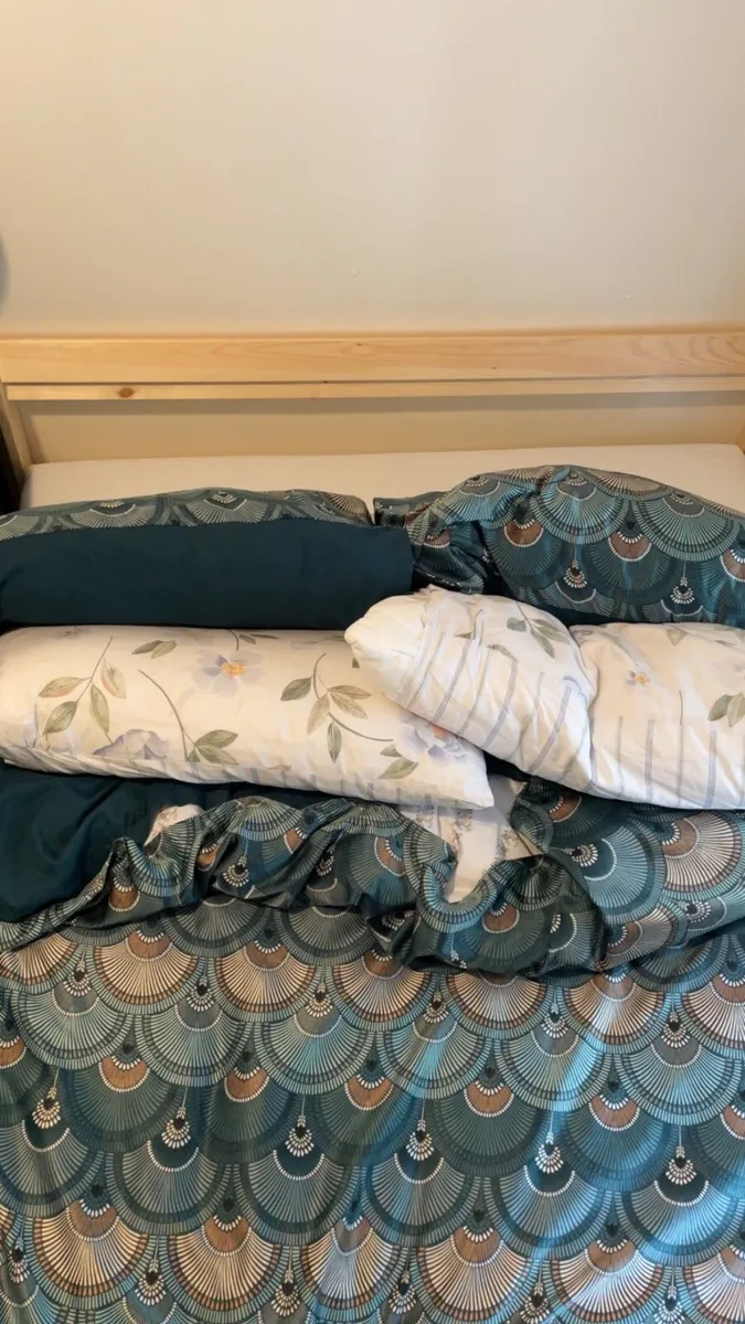 Twin bed w dawn duvet and 4 pillows - Image 2