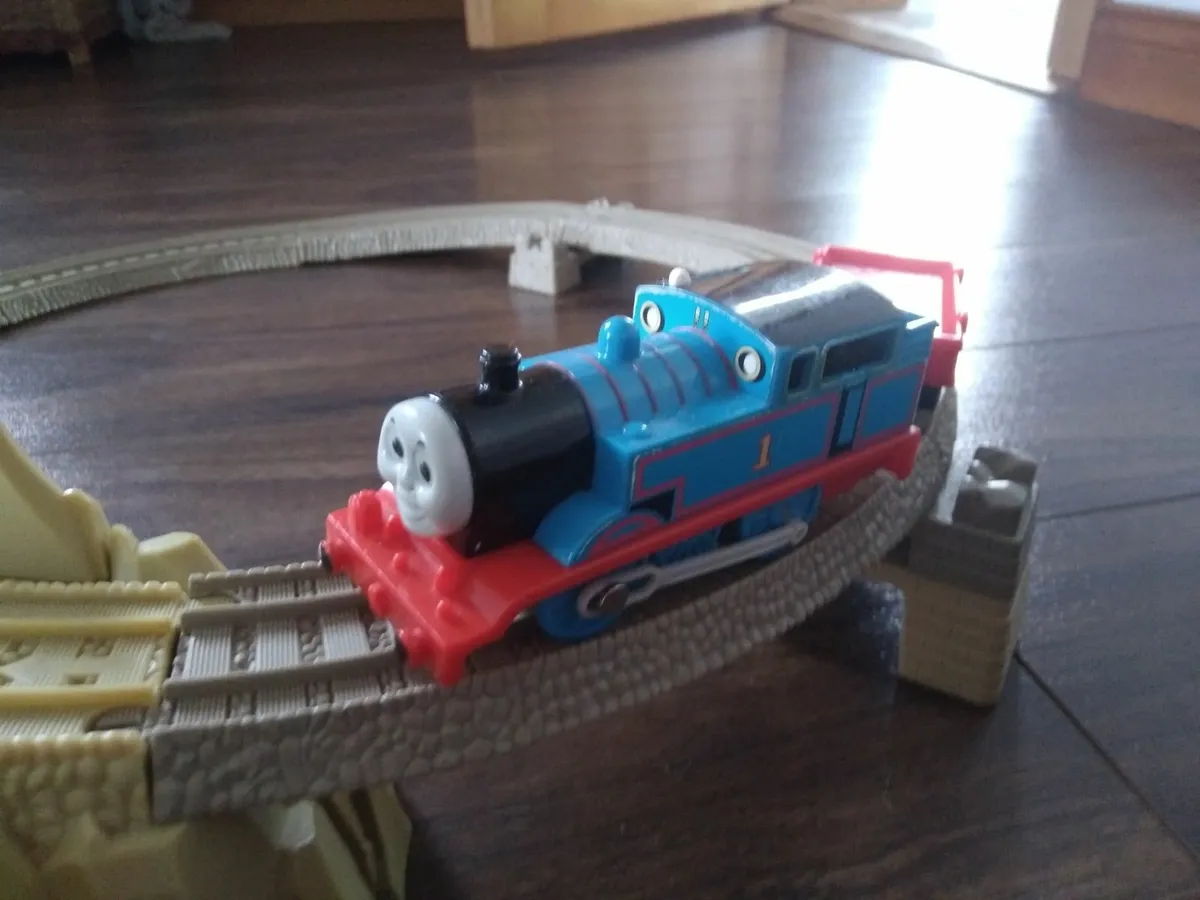 Thomas and friends motorised train set - Image 1