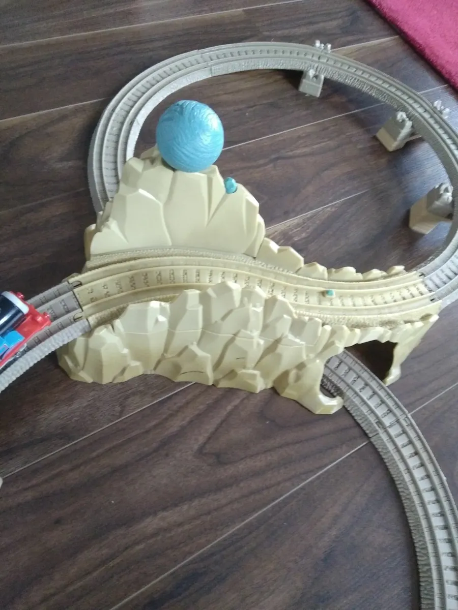 Thomas and friends motorised train set - Image 2