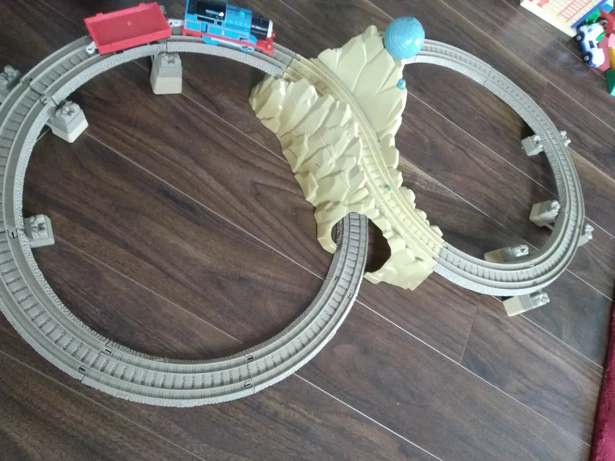 Thomas and friends motorised train set - Image 3
