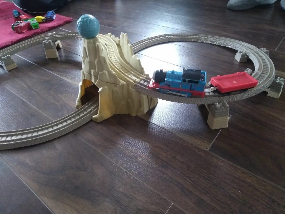 Thomas and friends motorised train set - Image 4
