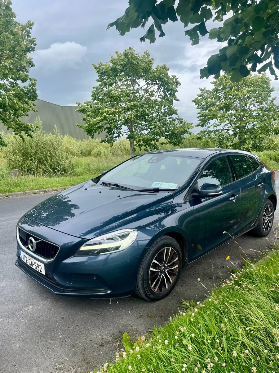 VOLVO V40 NEW NCT 2.0 D2 MOMENTUM 120BHP - Image 2
