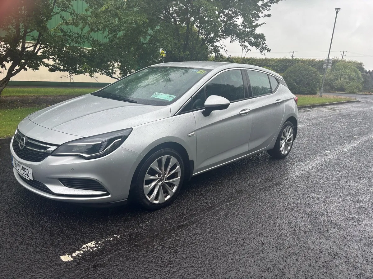 181 Opel Astra 1 litre petrol hatchback - Image 2