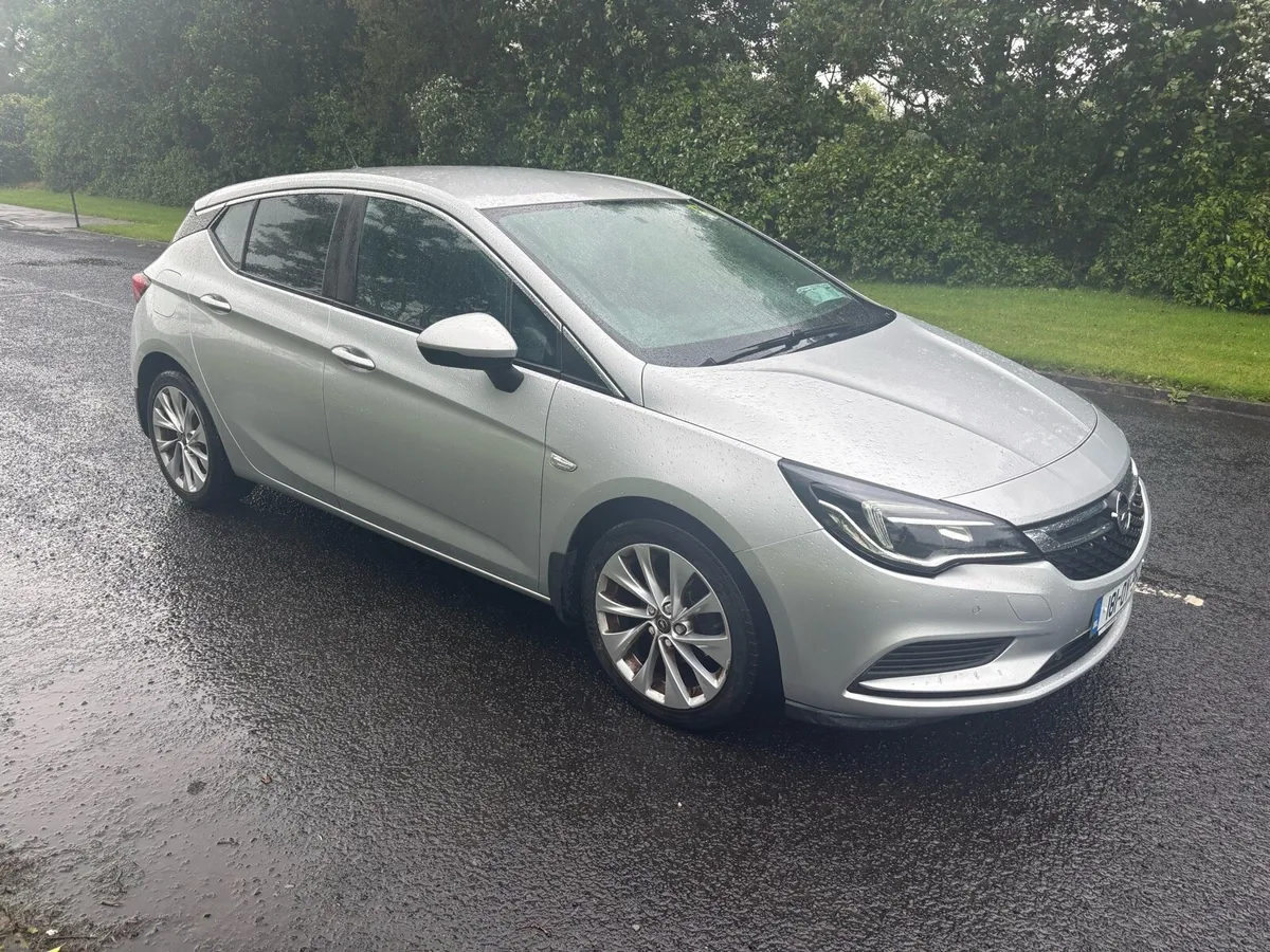 181 Opel Astra 1 litre petrol hatchback - Image 4