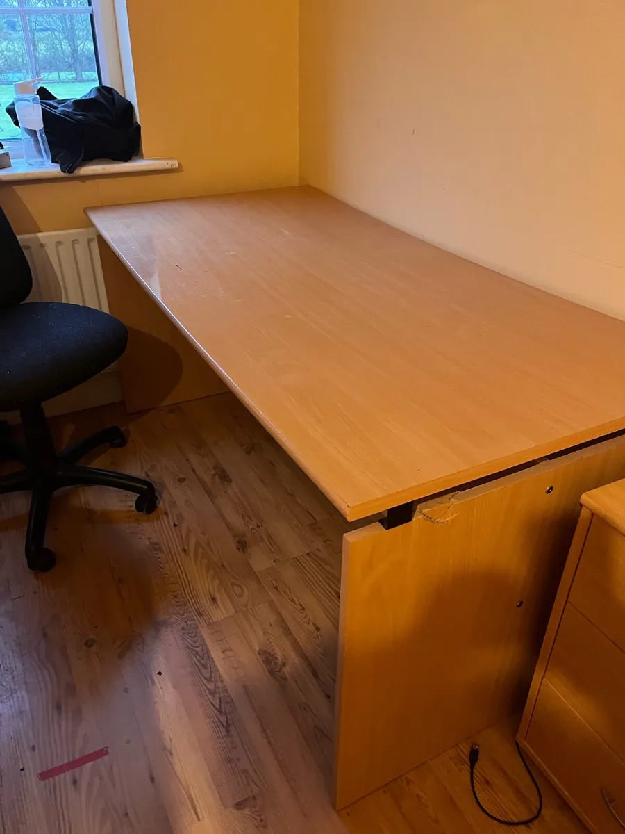 Office furniture - Image 1